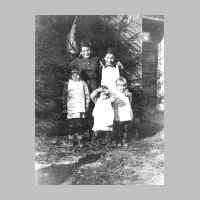 022-0354 Die Geschwister Korallus im Jahre 1943 in Gross Koewe. Frieda, Hertha, Helga, Gertrud und Irmgard. .jpg